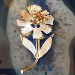 Vtg white floral metal brooch moves when you walk